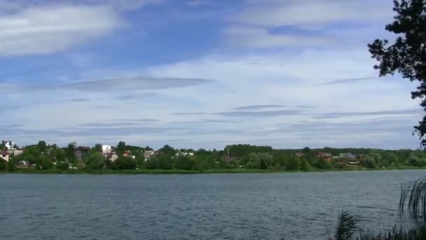 Lato pejzaż z jeziorem i domy... Upływ czasu — Wideo stockowe