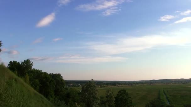 Nuvens sobre um campo. Desfasamento temporal — Vídeo de Stock