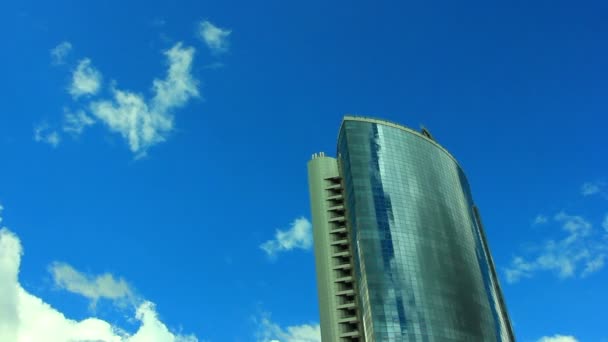 Edifício moderno e nuvens no céu azul. Desfasamento temporal — Vídeo de Stock