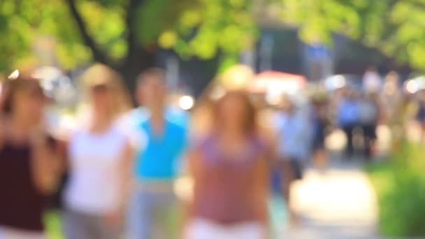 Silhouetten van menigte mensen in zomerdag. — Stockvideo