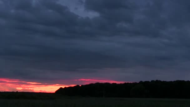 Nubes sombrías al atardecer. PAL Tiempo de caducidad — Vídeos de Stock