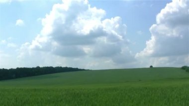 Bulutlar ile kırsal manzara. PAL zaman atlamalı