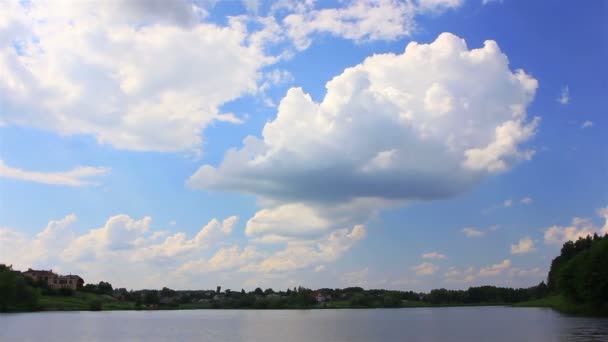 Paisaje primaveral con nubes y lago — Vídeos de Stock