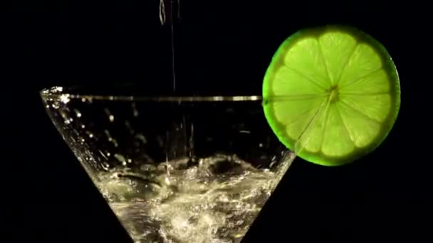 라임 조각으로 흐르는 음료. 클로즈업 — 비디오