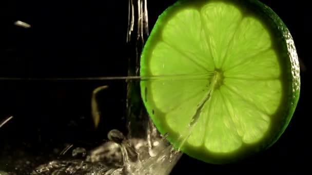 Lime med ett glas. På nära håll — Stockvideo