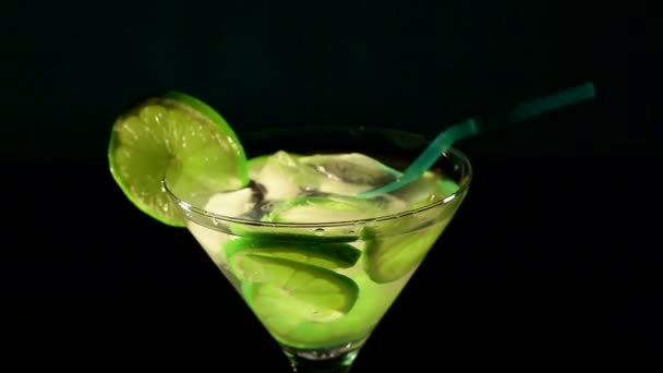 Rotating cocktail with a lime. Top  view — Stock Video