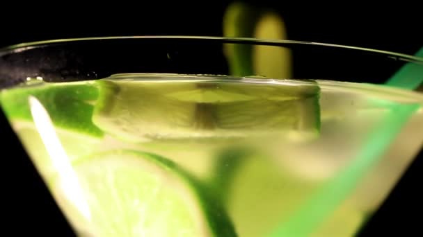 Roterande cocktail med lime och is. Översta makro Visa — Stockvideo