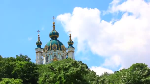 Християнська Церква проти неба. Уповільнена зйомка — стокове відео