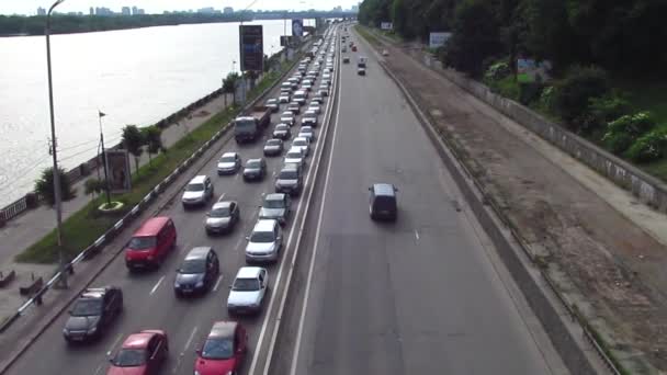 Проблемное движение на шоссе в городе — стоковое видео