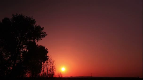 Salida del sol en color rojo — Vídeos de Stock