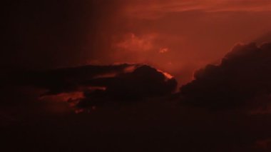 Drama kırmızı güneş bulutların.