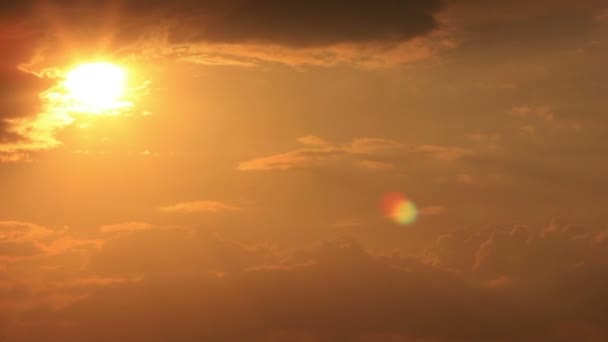 Le soleil avec des rayons au coucher du soleil — Video