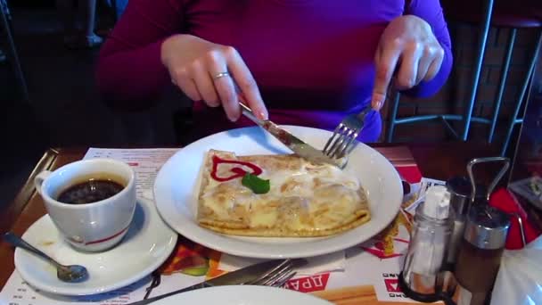 Vrouwelijke hand met een kopje koffie in Cafe — Stockvideo