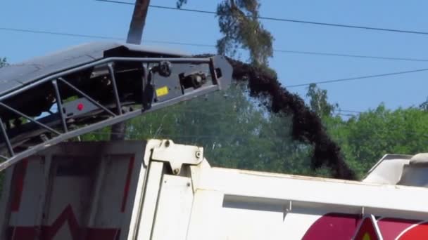 Straßenreparatur in der Stadt. — Stockvideo