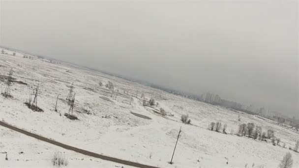 Powietrza zimą krajobraz z wysokości. Widok ptaka — Wideo stockowe