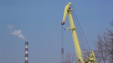 İnşaat vinç ve boru ile bir duman. Zaman atlamalı