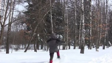 Derin kar üzerinde çalıştırın. Dostum