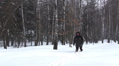Kış. Derin karda adam gidiyor. Dostum
