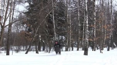 Derin kar üzerinde çalıştırın. Dostum