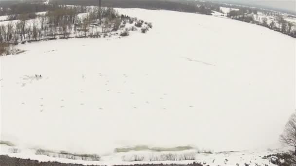 Paisagem de inverno com o rio congelado. Vista superior do pássaro — Vídeo de Stock