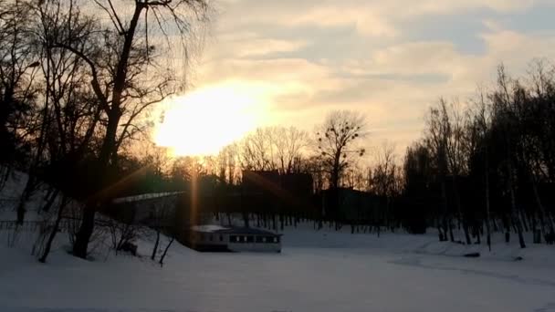 Panorama des Stadtparks bei Sonnenuntergang. Fokusansatz — Stockvideo