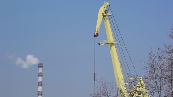 Construcción de grúas y tuberías con humo . — Vídeos de Stock