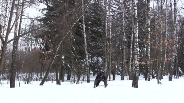 El hombre vomita nieve.PAL — Vídeo de stock