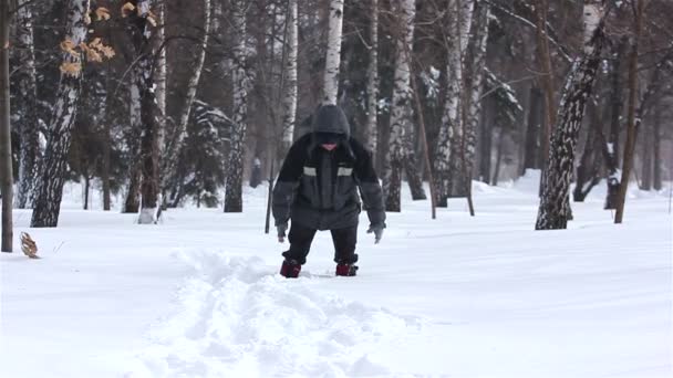 De man werpt sneeuw — Stockvideo