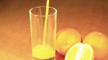 Portakal ve cam dökülen suyu