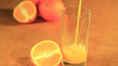 Portakal suyu bir meyve ile yarım
