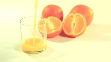 Portakal suyu ile birlikte bardak