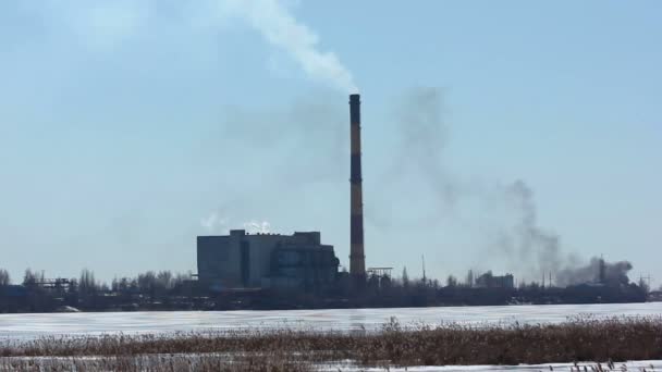 Стара рослина з трубою і димом — стокове відео