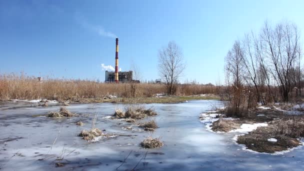 Lac gelé et le bâtiment avec une cheminée — Video