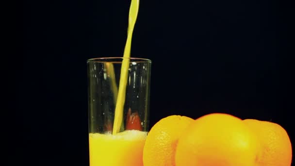 Jus d'orange wordt gegoten in een glas — Stockvideo