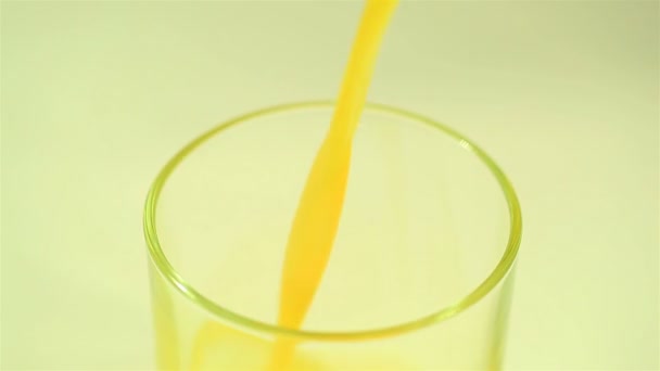 Jus d'orange stromen in een glas close-up — Stockvideo