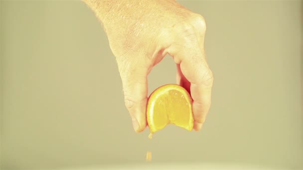 Kezét a férfi tömöríteni egy narancssárga szegmens közelről — Stock videók