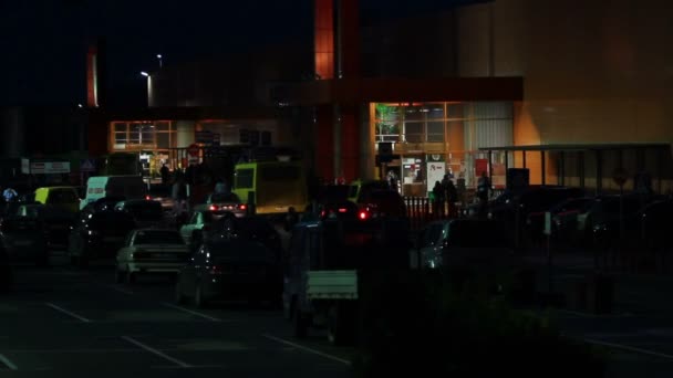 Parkplatz und Einfahrt in einen Supermarkt — Stockvideo