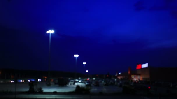 Parcheggio di auto e cielo serale. Tempo reale Scena offuscata — Video Stock