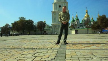 üzgün adam kilise karşı. Zaman atlamalı