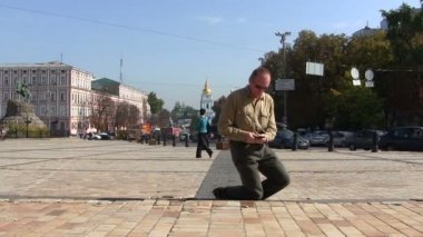 adam cep telefonuyla konuşuyor.