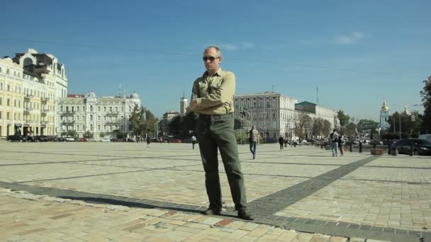 Un homme seul portant des lunettes. Délai imparti — Video