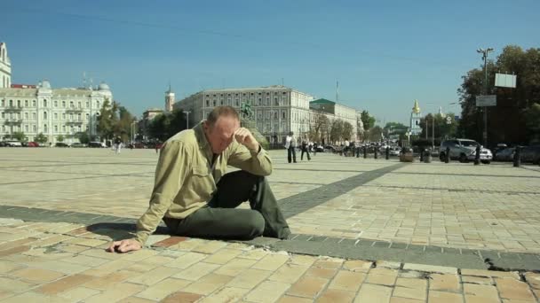 Грустный человек в городе. Временной интервал — стоковое видео