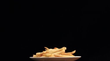 Patates kızartması ile plaka döner. Yatay görünüm