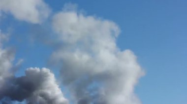Gökyüzünde duman. Zaman atlamalı
