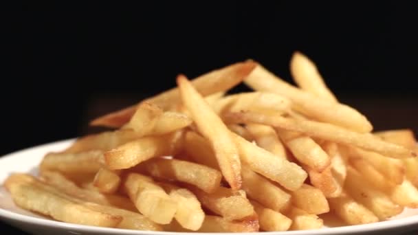 El plato con papas fritas gira — Vídeos de Stock