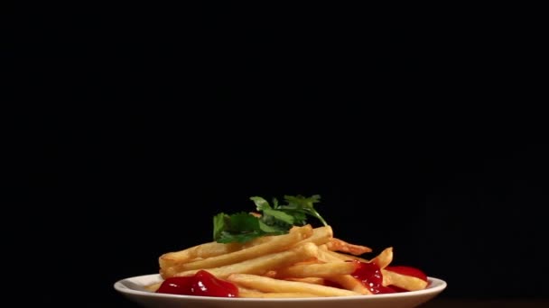 Papas fritas fritas con salsa de tomate y ensalada — Vídeos de Stock