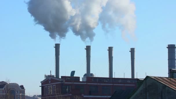 Fabriek buizen met een rook in de stad — Stockvideo