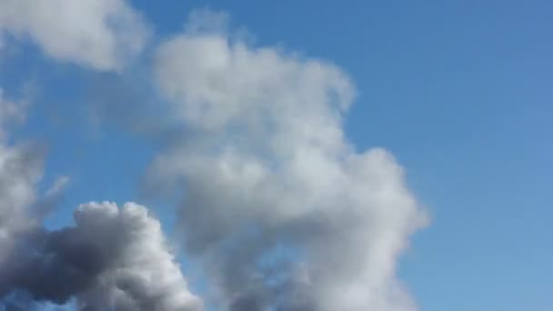 Dym w niebo. Upływ czasu — Wideo stockowe