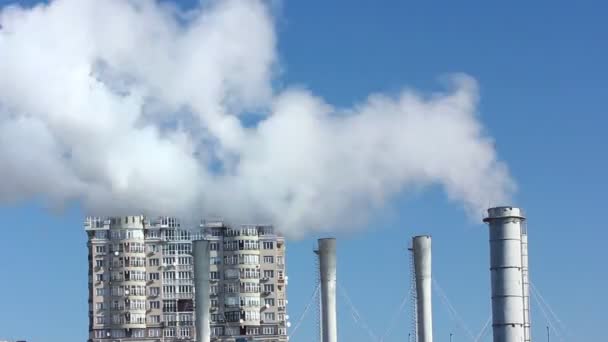 Edificio residenziale e tubi di fabbrica con un fumo. Scadenza temporale — Video Stock