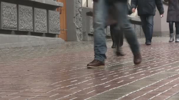 Bewegung Menschen Füße in der Stadt. — Stockvideo